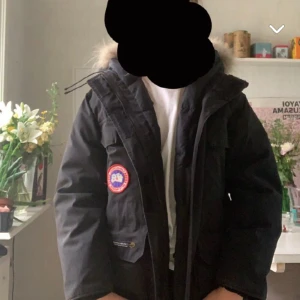 Canada goose jacka  - Vill inte ha då jag vill ha en annan modell den är köpt av en vän som jag ej har kontakt med så vet ej om den är äkta dock har den äkta pels enligt min bror som är märkes fantast 