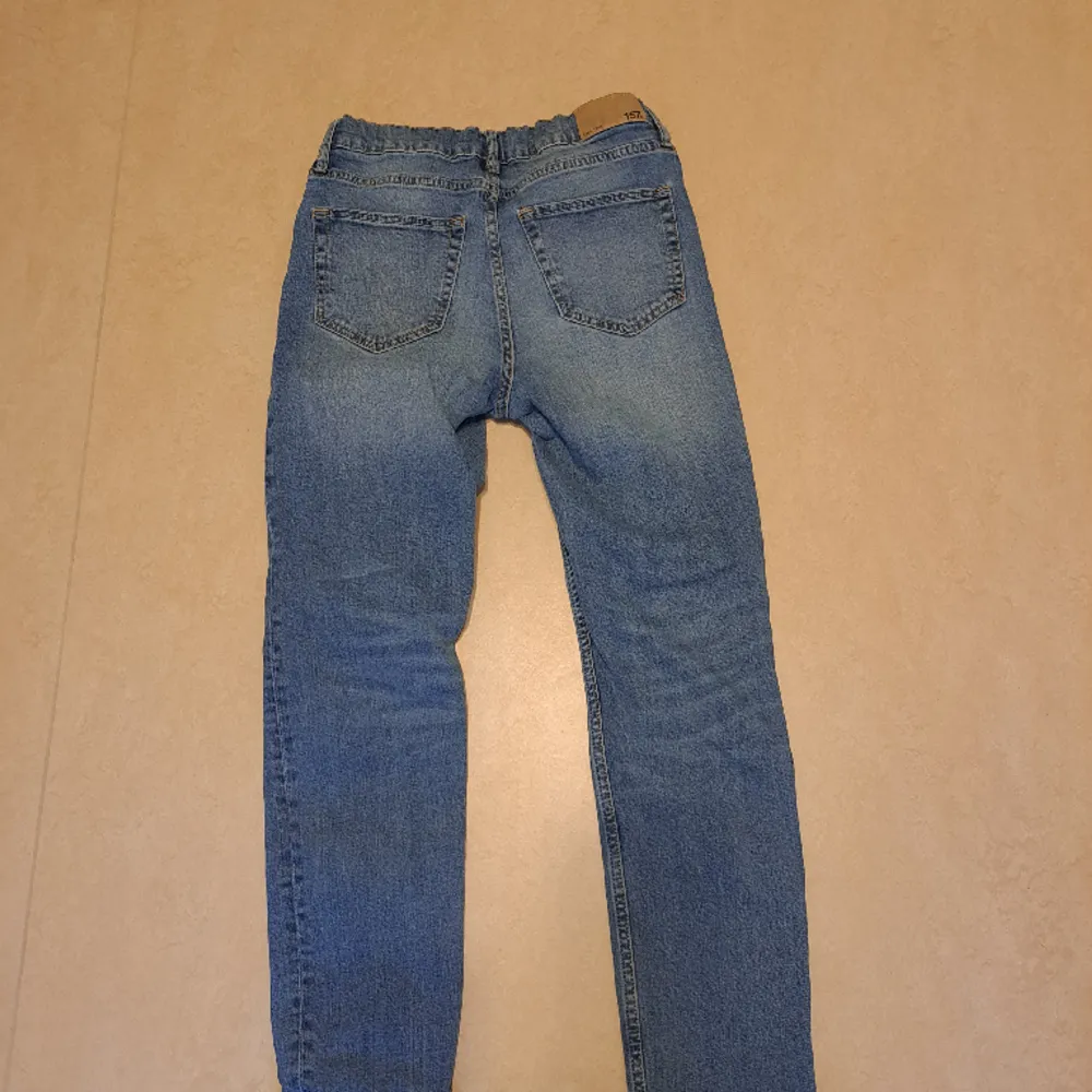 Mörkblåa jeans från lager 157.. Jeans & Byxor.