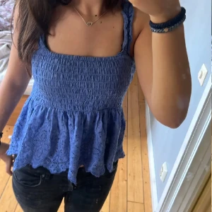 topp - en fin topp! lappen har gått av som ni ser på sista bilden annars inga defekter❤️