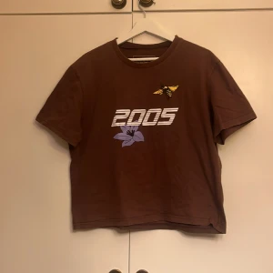 En Brun 2005 t-shirt  - Har använt den några gånger, t-shirten har inga synliga märken av användning  