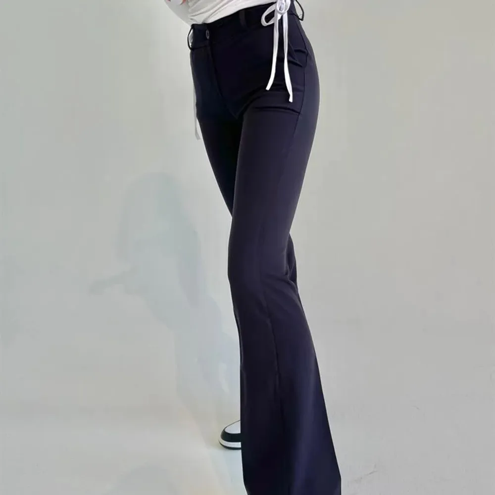 Mörkblå lågmidjade kostymbyxor från design by si, typ helt oanvända 🙃. Jeans & Byxor.