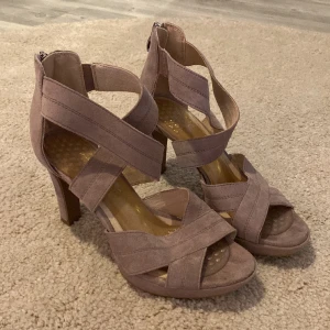 Klackskor - Snygga klackskor i storlek 37, endast använda en gång! 🤍