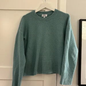 Stickad tröja från & other stories  - Säljer den här fina populära stickade tröjan från & other stories! Köparen står för frakten! Hör gärna av er för fler bilder eller andra eventuella funderingar! 😌