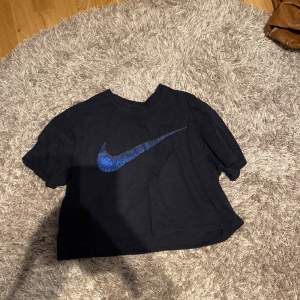 Mörkblå croppad Nike T-shirt i storlek m/l