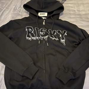 Svart Risky zip hoodie i storlek XS Ny pris 1000kr  Aldrig använd, säljer på grund av att den är för stor.