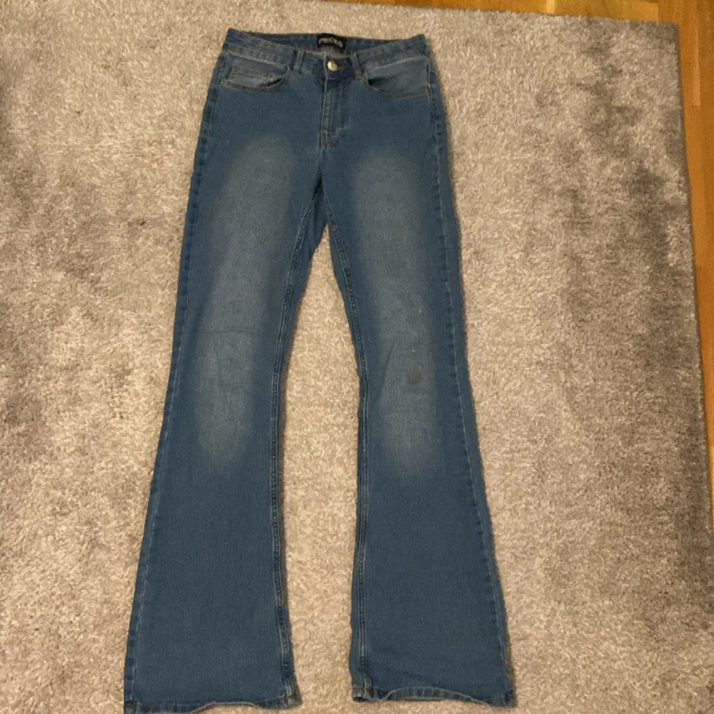 Blåa bootcut jeans från pieces i storlek S. Aldrig använda, då de är nya utan prislapp.. Jeans & Byxor.