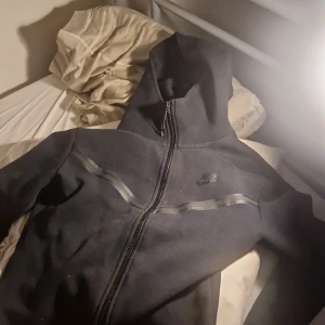 Nike tech fleece  - Säljer nike tech fleece i storlek m. Det är bra skick använd ett par månader bqra