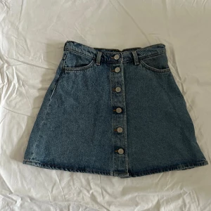 JEANSKJOL - Jeanskjol i storlek 36, 100% bomull endast använd några gånger, i nyskick!