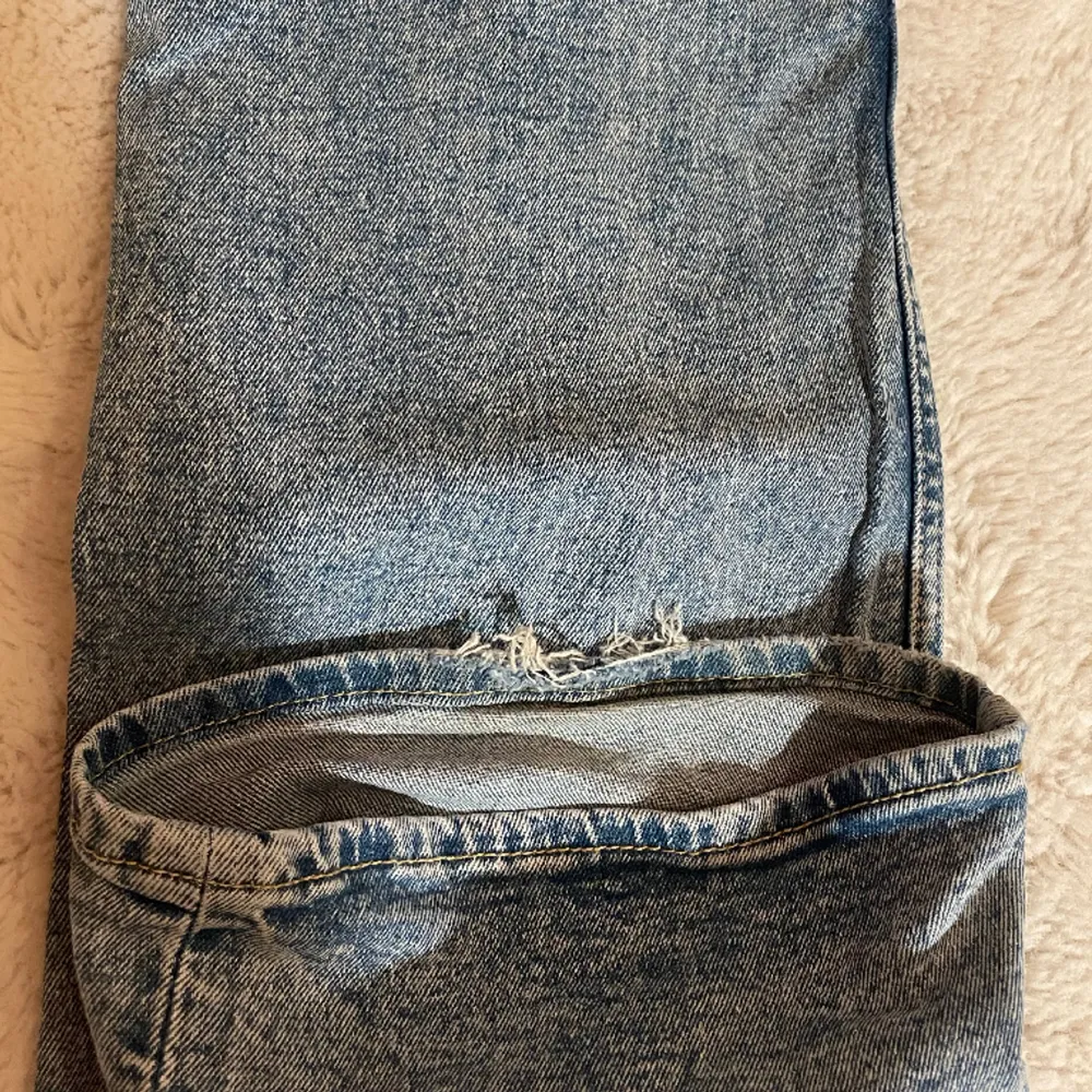 (NYPRIS: 279 kr)Så snygga jeans från H&M, endast jättelite slitet längst ned, (se bild 3) men syns inte när man har på jeansen, annars i nyskick🩵. Jeans & Byxor.