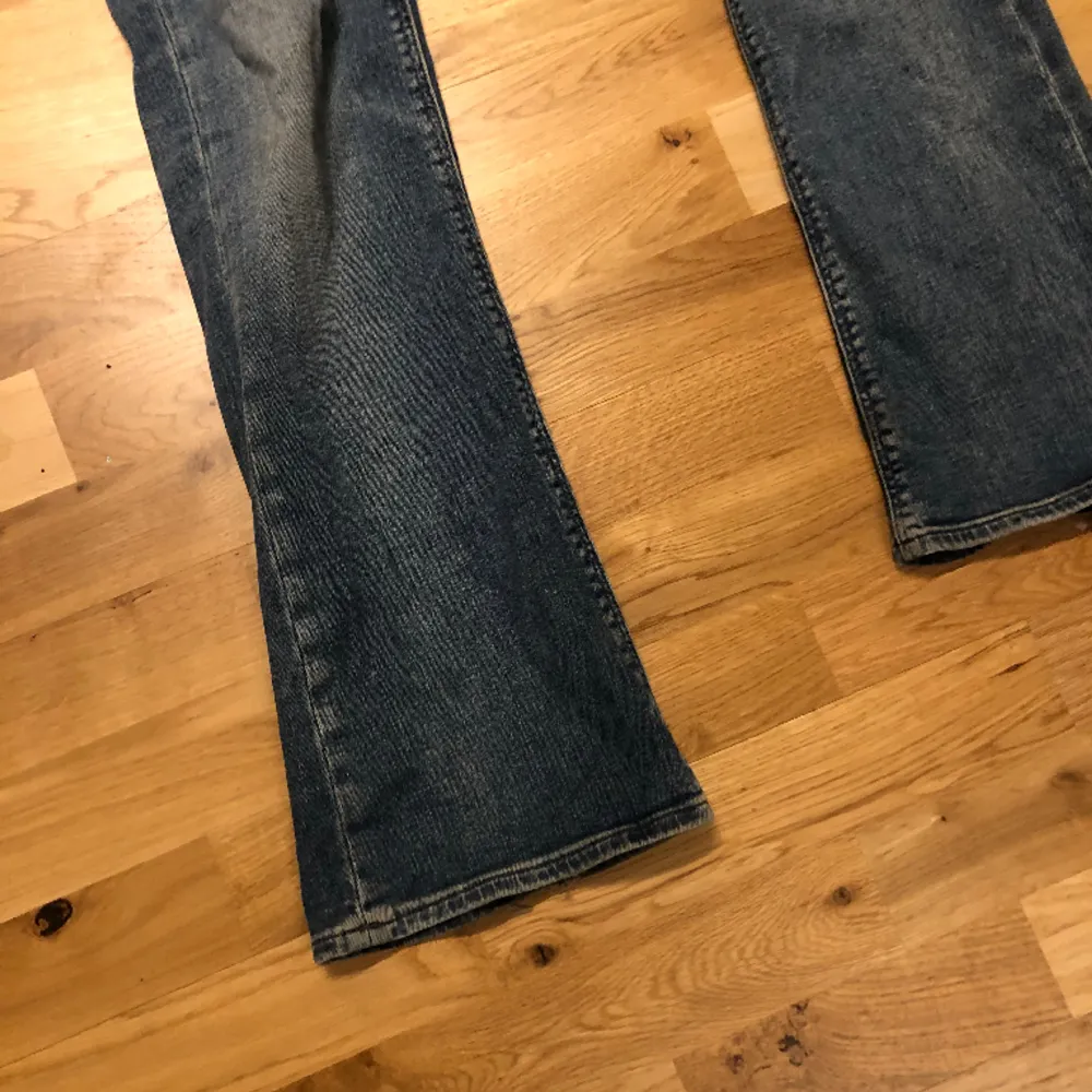 Säljer mina älskade jeans från Lee, Lågmidjade botcut. Sitte perfekt och är svåra att få tag i! Säljer då jag dock har många jeans som nästan ser likadana ut 😓. . Jeans & Byxor.
