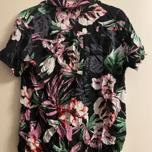 Snygg blommig skjorta från Solid Store köpt från Nelly Man. Sparsamt använd. Ursäkta skrynklig.