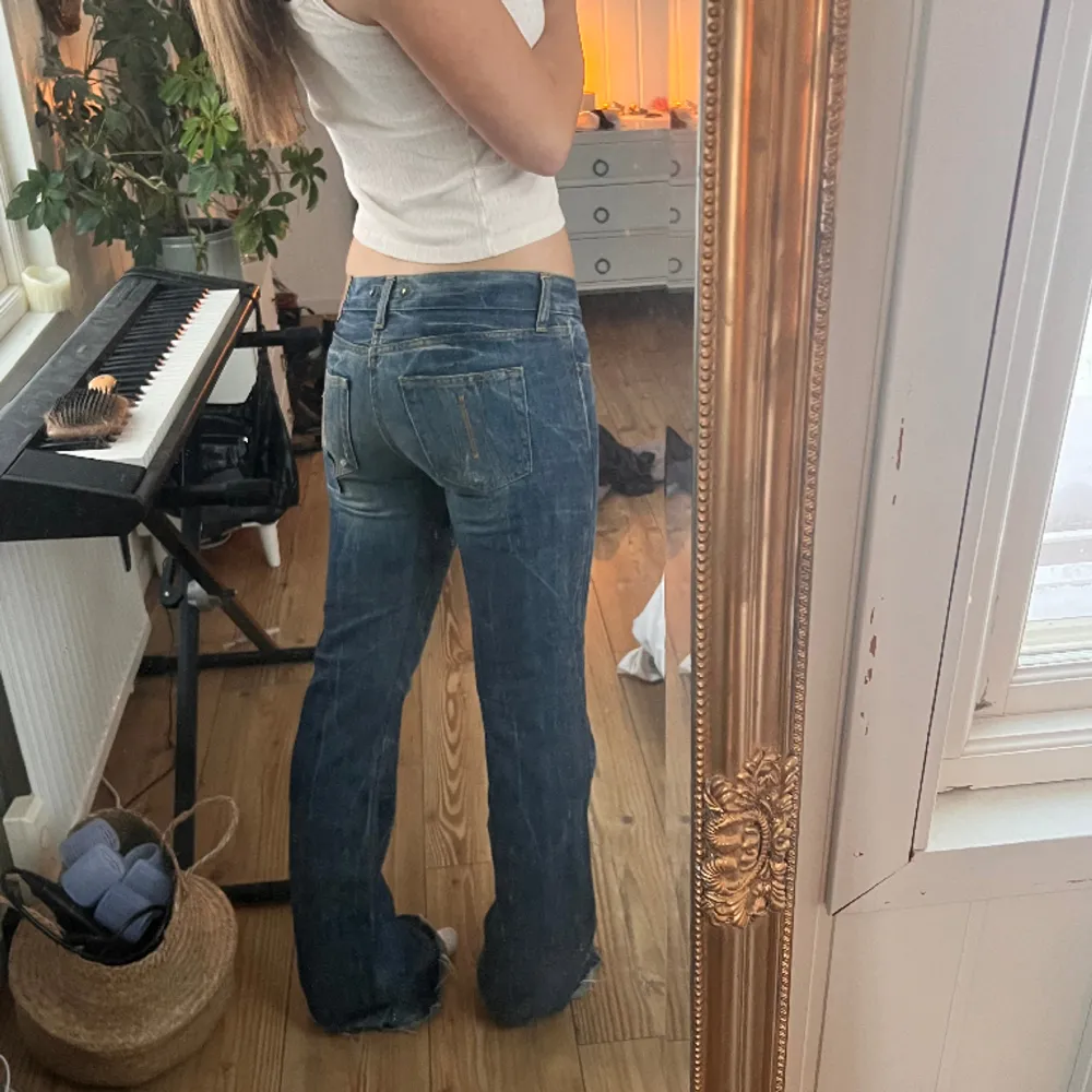 Helt perfekta lågmidjade utsvängda och långa jeans! Har tyvärr inga bilder med dem på då de är för små men måtten är: midjemåttet: 36cm, innerbensmått: 88cm. Liten fläck på sidan, hör av er för bild. Hör av er vid frågor!. Jeans & Byxor.