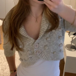 Stickad Bolero❣️ - Jättefin stickad bolero med knapp💓 Sälja för att den inte används längre, kontakta mig för fler bilder, frågor och intresse!