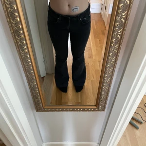 Bootcut jeans - Säljer ett par svarta bootcut jeans från lager157. Jättesnygga men kommer ej till användning.  De är i short modell och passar mig som är 160 cm lång.  Köptes för 400 säljer för 250kr!  ❗️köparen står för frakten❗️