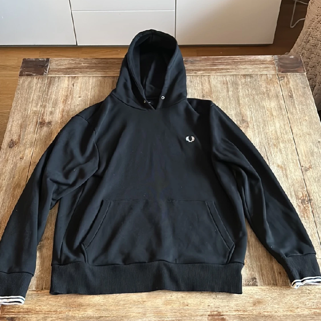 Flera olika modeller på fred Perry hoodies Strl L - 90