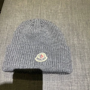 Moncler mössa  - Mössan är i bra skick och har inga defekter.