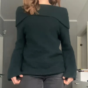 Off shoulder stickad tröja  - Så fin stickad tröja från Hm. Den är off shoulder i en så fin mörkgrön färg ❤️ Pris kan diskuteras 🙌🏼🙌🏼använd fåtal gånger 
