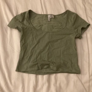 Grön t shirt - Orsak till att jag säljer: Lite för djup U ringning 