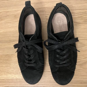 Mocka sneakers  - Svarta mocka sneakers. Ordinarie pris 1000kr. Endast sulan är lite sliten. Mocka lädret är i inköps skick. Jätte fina skor. 