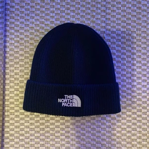 The North Face mössa - Mössan är icke använd, förutom när jag testa den! Säljer den för att jag har för mycket hår för en mössa