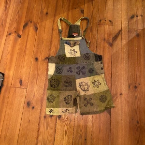 Hängselbyxor  - Köpta på beyond retro men aldrig använd. Har lappen kvar. Hippie stil. Nice för sommaren 