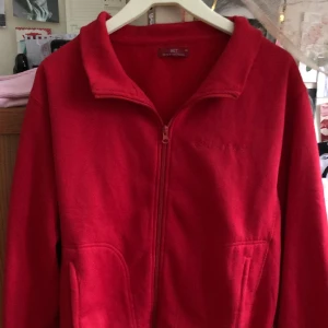 Röd zipup - Supersnygg röd zip up i nyskick ☆ Kommer tyvärr inte till användning ☆ Skriv gärna innan du köper ☆ Du betalar för varan + frakt (49 kr)- Villig att diskutera pris