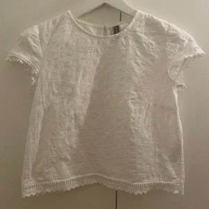Vit blus - fin vit blus från hm! 💞Sparsamt använd! Inga defekter 