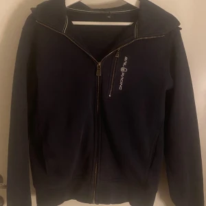 Sail racing kofta - Jag säljer min sail racing kofta för att jag inte använder den längre. Priset går att diskutera❣️