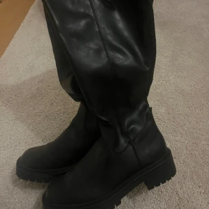 Stövlar - Stövlar använda en gång. Bekväma och i väl behåll 