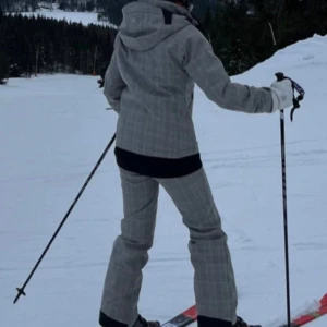 Skidkläder sett - Säljer detta skit snygga gråa skid settet. Alltså jacka och byxor. Har använt 2 gånger och är jätte skönt. Säljer pga att jag vill ha annan färg detta år. Både jackan och byxorna är strl 36 men passar på mig som är 34💞