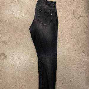 Tja! Säljer dessa riktigt snygga Dondup jeansen som är svarta med grå tvätt. Storlek 33. Jeansen är i mycket bra skick, nypris runt 3000kr. Hör av er om ni har några frågor eller funderingar!