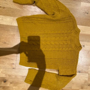 Tjocktröja  - Sååååå mjukkkk tjocktröja. Rekommenderar. Inte så mycket använd. Säljer pga stor garderobrensning. Kika gärna på mina andra annonser, säljer mycket. Samfraktar gärna:) 