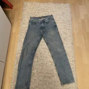 Ett par schyssta karve jeans i storlek 28 fint skick (köparen står för frakt) 