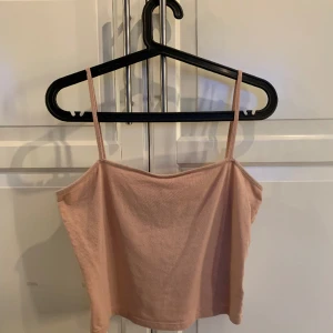 Topp med smala band  - Säljer denna rosa topp med smala band för att jag inte använder den, har använt den ett fåtal gånger. 