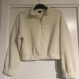 Teddy Tröja - Vit Teddy Tröja med dragkedja från Ginatricot - Storlek M - Fint skick