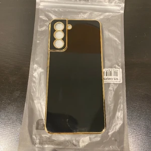 Telefonskal  - Svart skal med guld detaljer i modell Samsung Galaxy S21. Helt nytt skick också! 