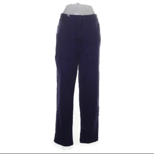 Lila jeans - Använt fåtal gånger. Str 48, men lite liten i storlek. Stora fickor.