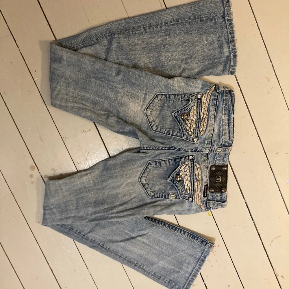 Säljer mina SUPERSNYGGA miss me jeans i gammal modell. Stl 25. Kan mötas upp.  Hör av er för ytterligare frågor🩷de har täcken på användning som vintage kläder brukar ha.. Jeans & Byxor.