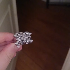 Edblad ring - Helt oanvänd eblad ring i utmärkt skick. Kan byta mot en mindre guldig ring. Säljer den då jag ångrat mig och redan tagit av lappen. Köpt för 400 kr.