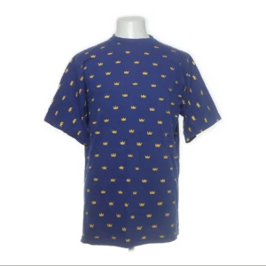 70tals tshirt - Blå tröja med kronor på. Vid funderingar skicka gärna pm! Pris är diskuterbart.  😊💖