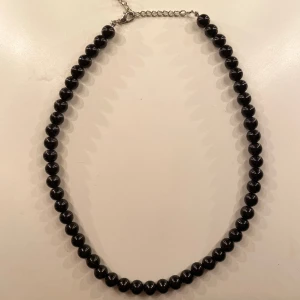svart halsband  - jättecoolt svart pärlhalsband!! aldrig använt. passar till allt & justerbart. pris går alltid att diskutera! 