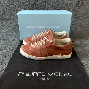 Philippe Model skor - Philippe Model i den unika färgen brun | Storlek EU 40 men passar defenitivt större | Box samt dustbag följer såklart med | Hör av dig vid ytterligare frågor | TAR EJ BYTEN