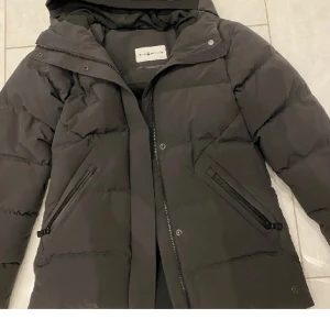 Sail racing jacka  - Säljer denna Sail racing jacka helt oanvänd för 5000kr passar både killar och tjejer 