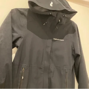 Peak performance vindjacka - Säljer denna vindjacka för 1700. Pris kan diskuteras.  