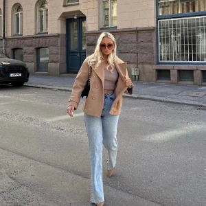 Jacka - Säljer denna populära jacka ifrån design by si som har varit slutsåld ❤️nyskick! Beige Nypris: 757kr (Lånade bilder) 