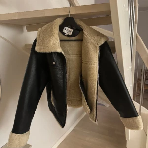 Scherling jacka na-kd 34 - Jacka från nakd endast använd 1-2 gånger som ny storlek 34