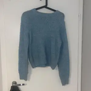 Säljer en superfin ljusblå stickad tröja från pull&bear! Den är i storlek XS och är super mjuk och skön i  materialet. Kontakta för fler bilder!