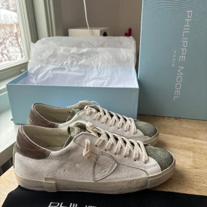 Philippe model  - Jag säljer dessa Philippe model skor. Skorna är helt nya. OBS det ser ut som att skorna är använda men det är bara designen. Storleken är 41. Nypris på dessa ligger på 3800. Tags och allt finns kvar