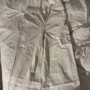 Vita jeans - Vita utställda jeans från Ginatricot. Strl xxs Fint skick  Köparen står för frakten 