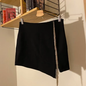 Festkjol från Zara - Otrolig Festkjol från Zara med strass och liten slits. Storlek S. Aldrig använd så den är i mycket gott skick! 